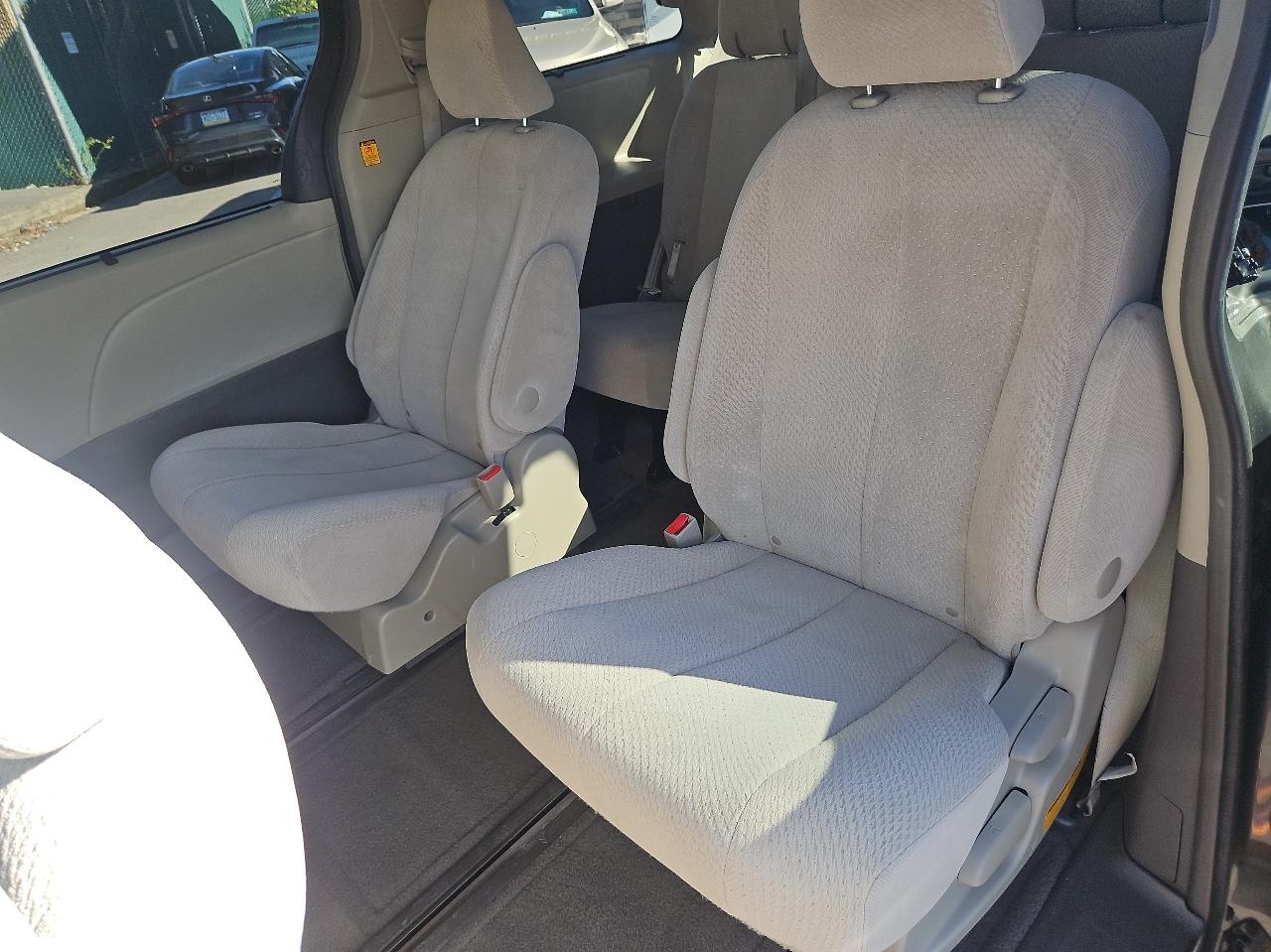 Toyota Sienna 5dr 7-Pass Van V6 LE AWD (Natl) 2013