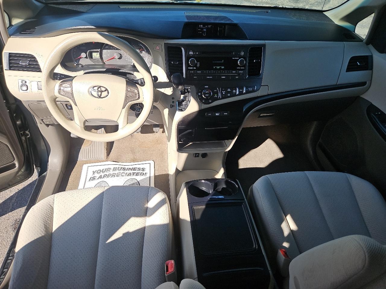Toyota Sienna 5dr 7-Pass Van V6 LE AWD (Natl) 2013