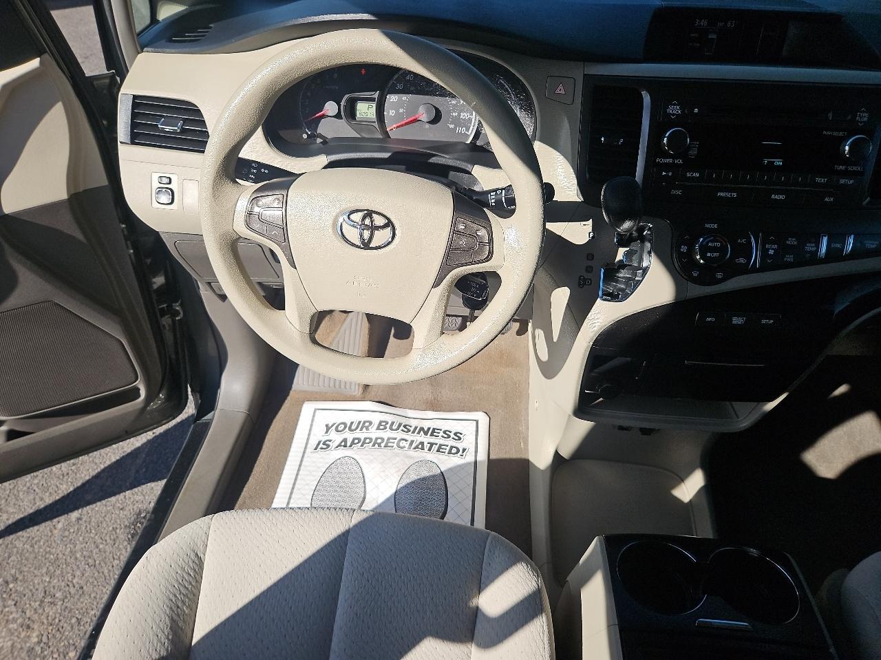 Toyota Sienna 5dr 7-Pass Van V6 LE AWD (Natl) 2013