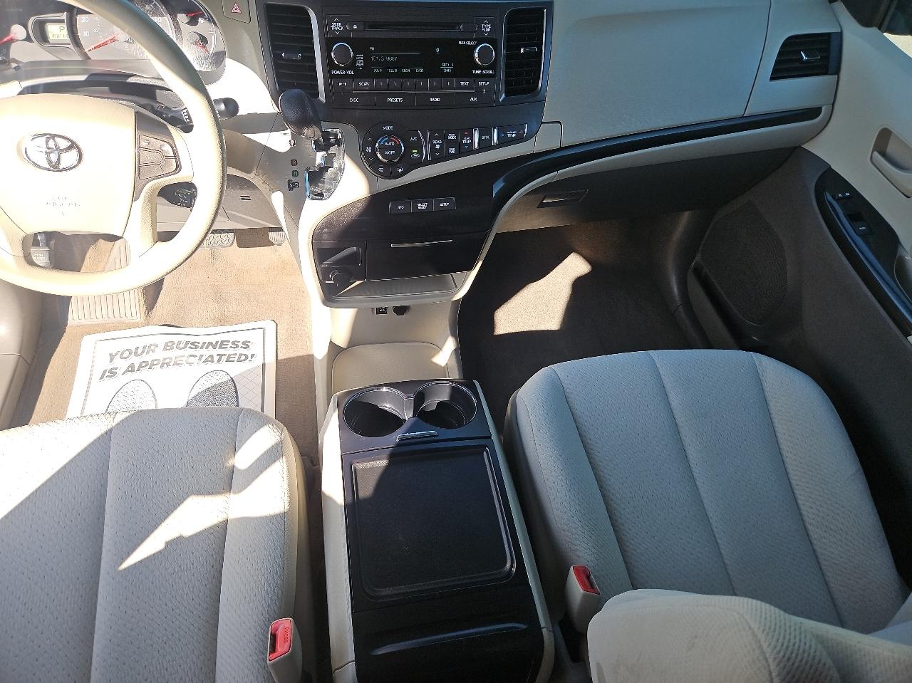 Toyota Sienna 5dr 7-Pass Van V6 LE AWD (Natl) 2013