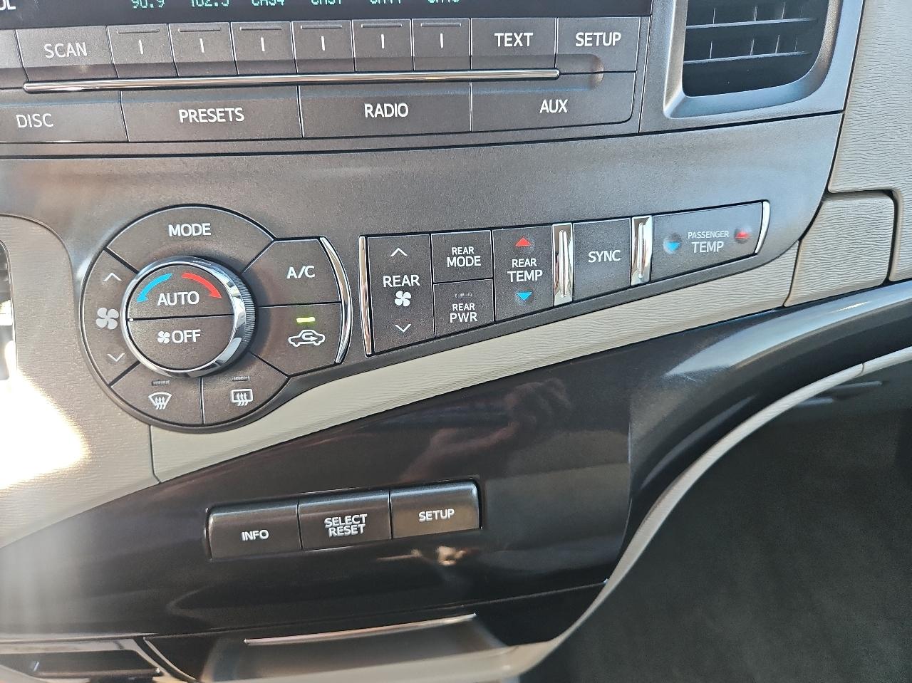 Toyota Sienna 5dr 7-Pass Van V6 LE AWD (Natl) 2013