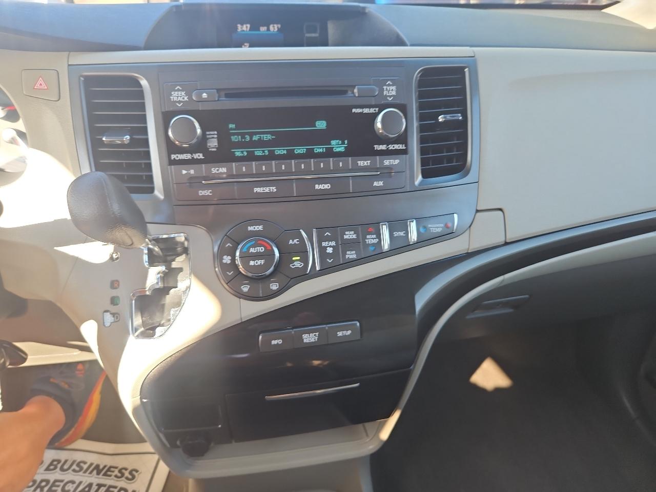 Toyota Sienna 5dr 7-Pass Van V6 LE AWD (Natl) 2013