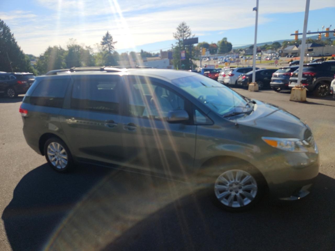 Toyota Sienna 5dr 7-Pass Van V6 LE AWD (Natl) 2013