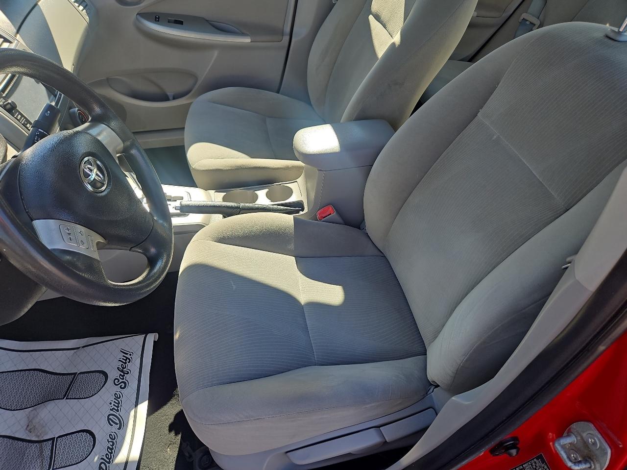 Toyota Corolla 4dr Sdn Auto LE Special Edition (Natl) 2013