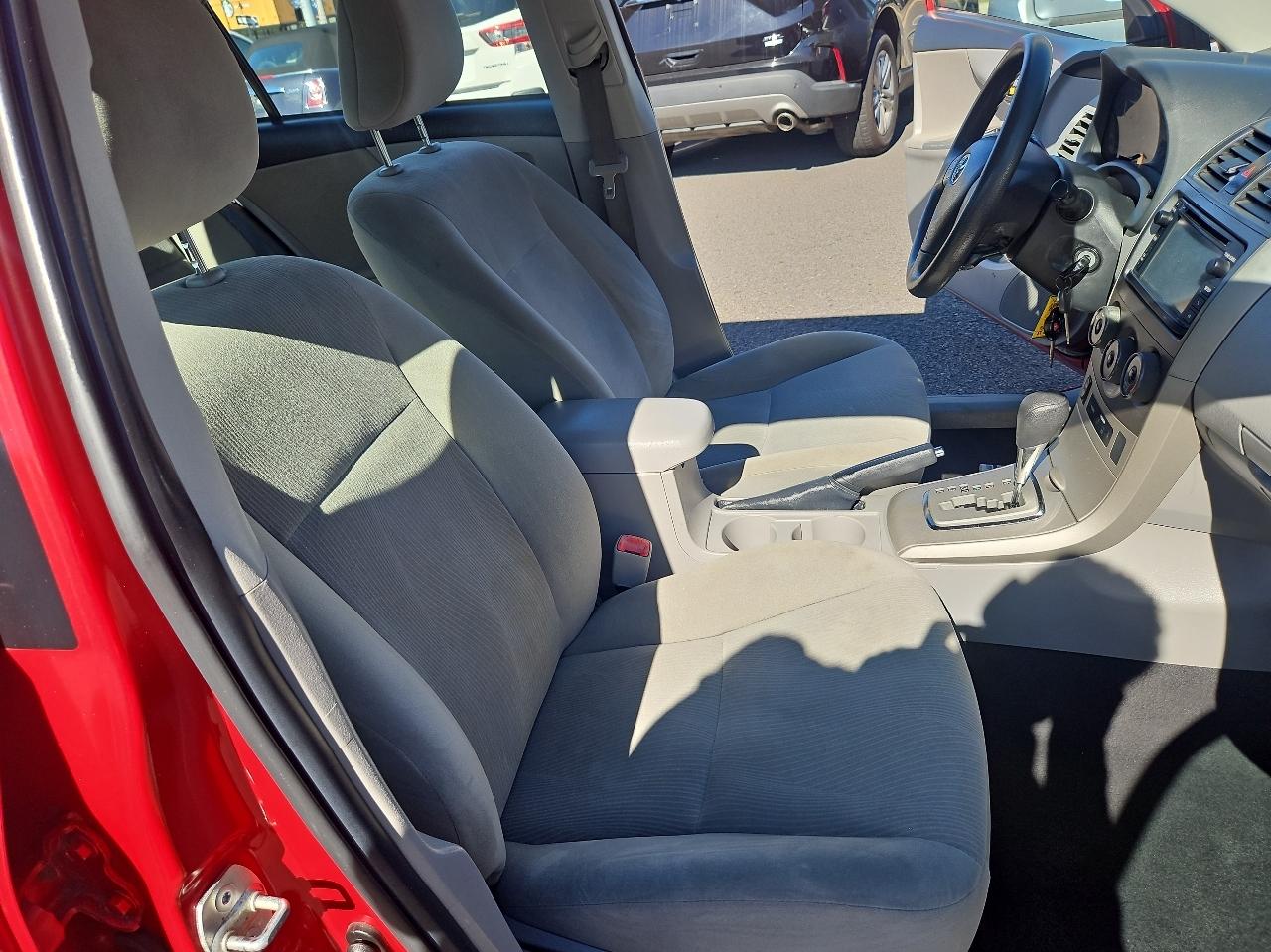 Toyota Corolla 4dr Sdn Auto LE Special Edition (Natl) 2013