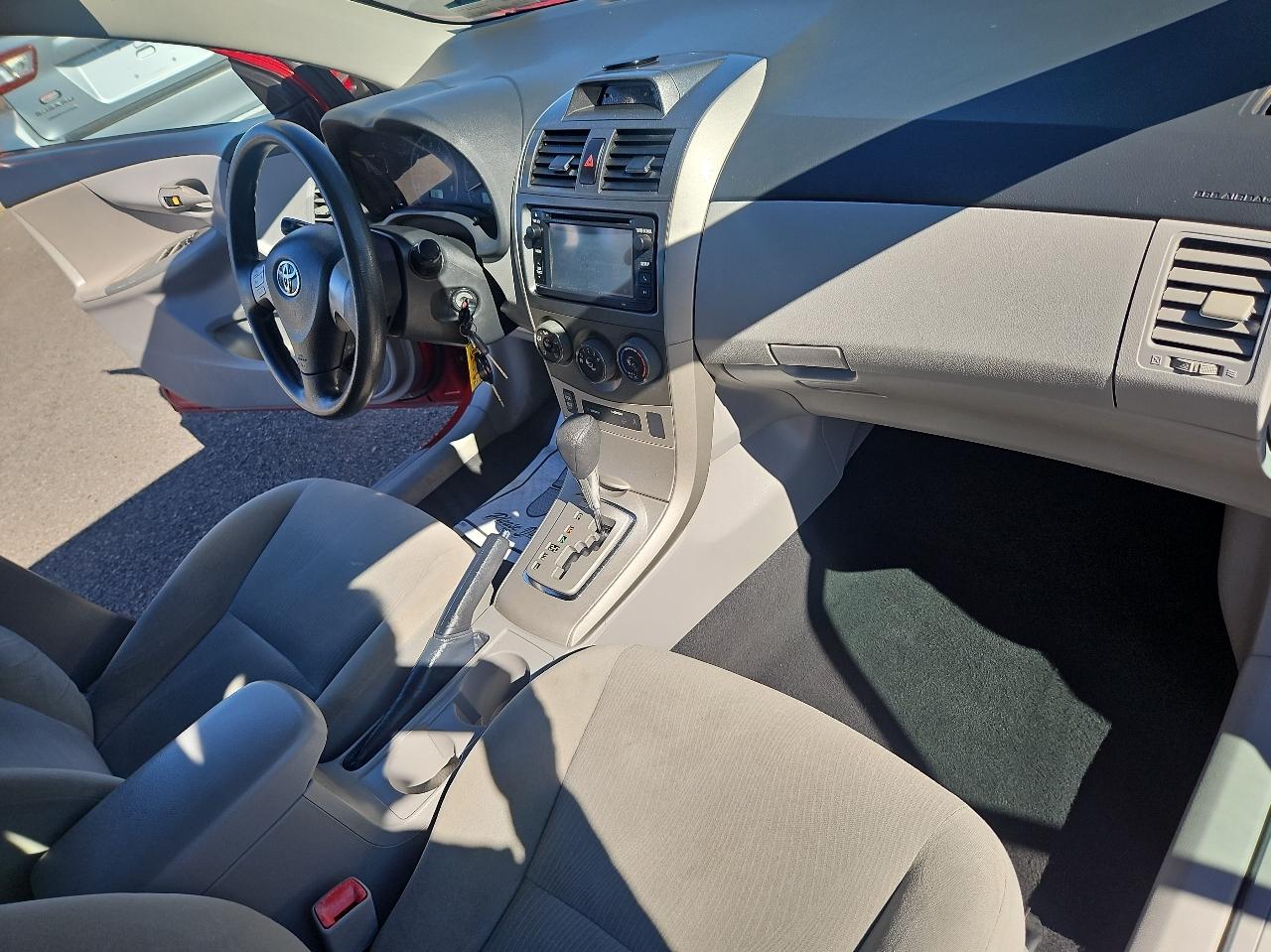 Toyota Corolla 4dr Sdn Auto LE Special Edition (Natl) 2013