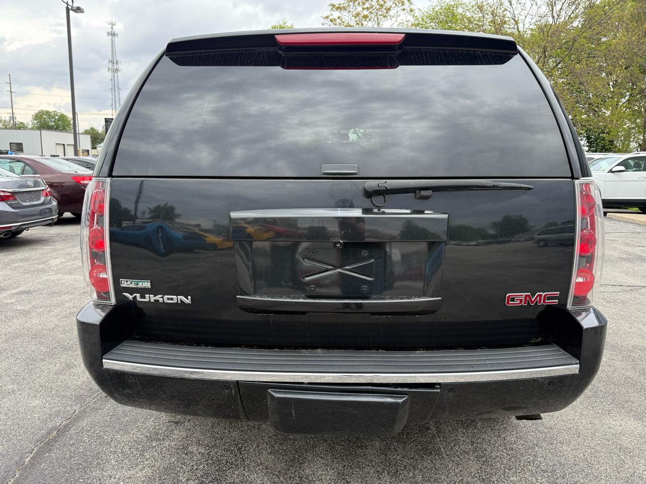 GMC Yukon Denali 4WD 2011