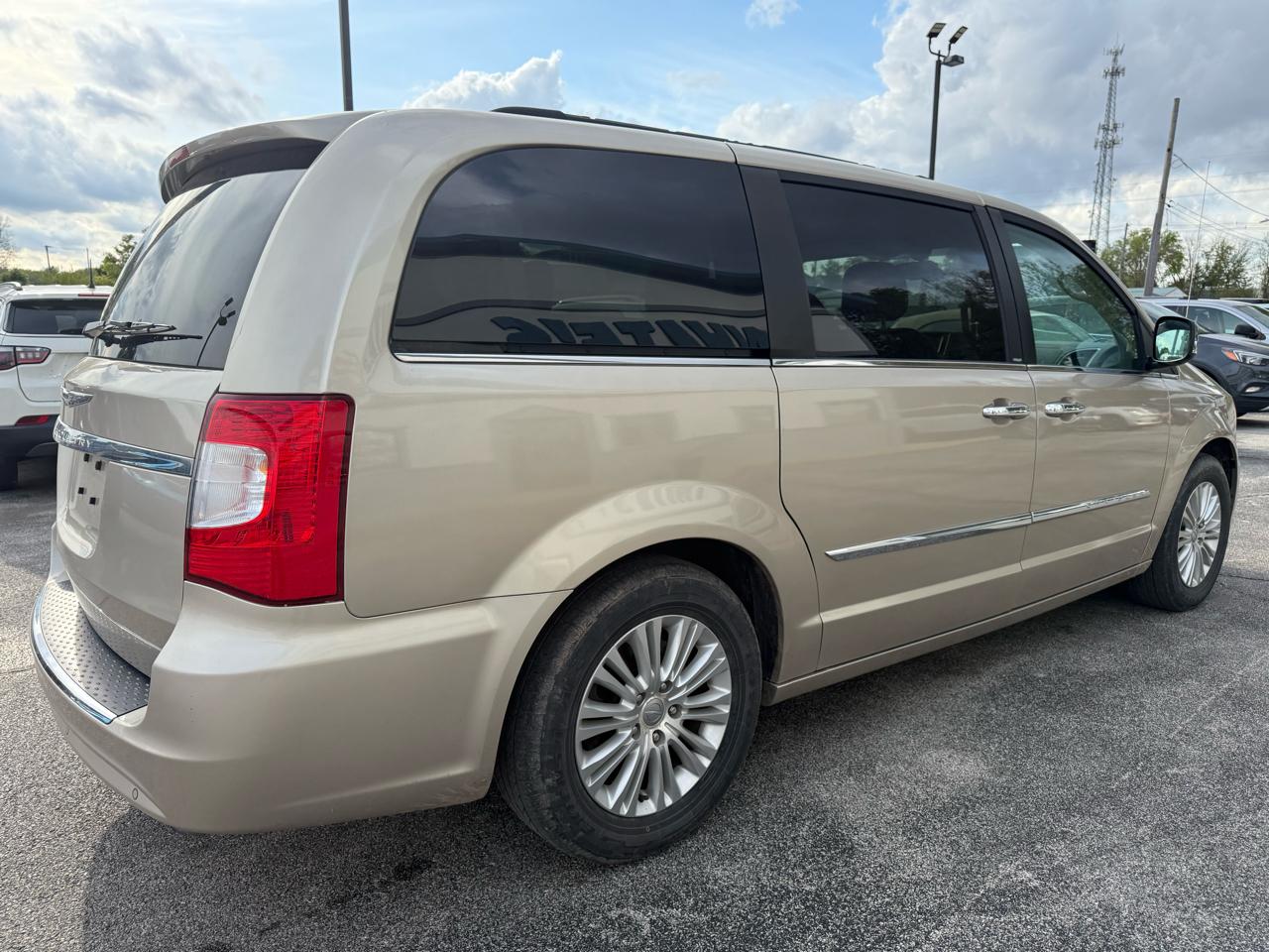 Chrysler Town & Country Touring-L 2012