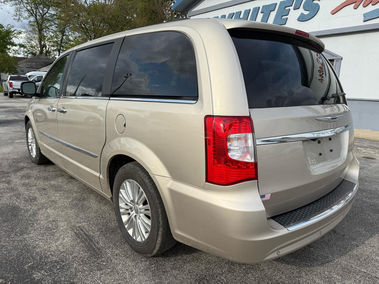 Chrysler Town & Country Touring-L 2012