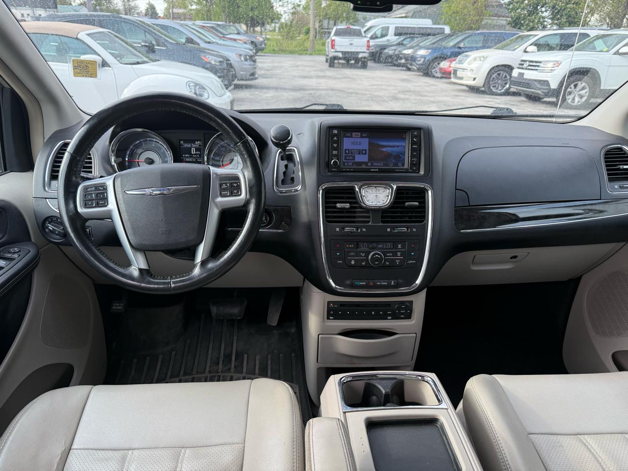 Chrysler Town & Country Touring-L 2012