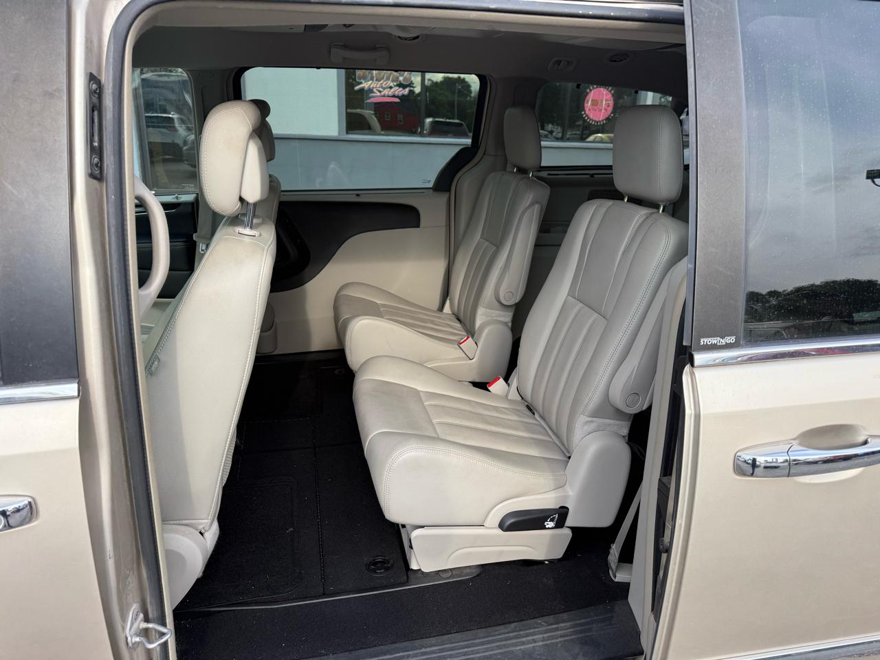 Chrysler Town & Country Touring-L 2012