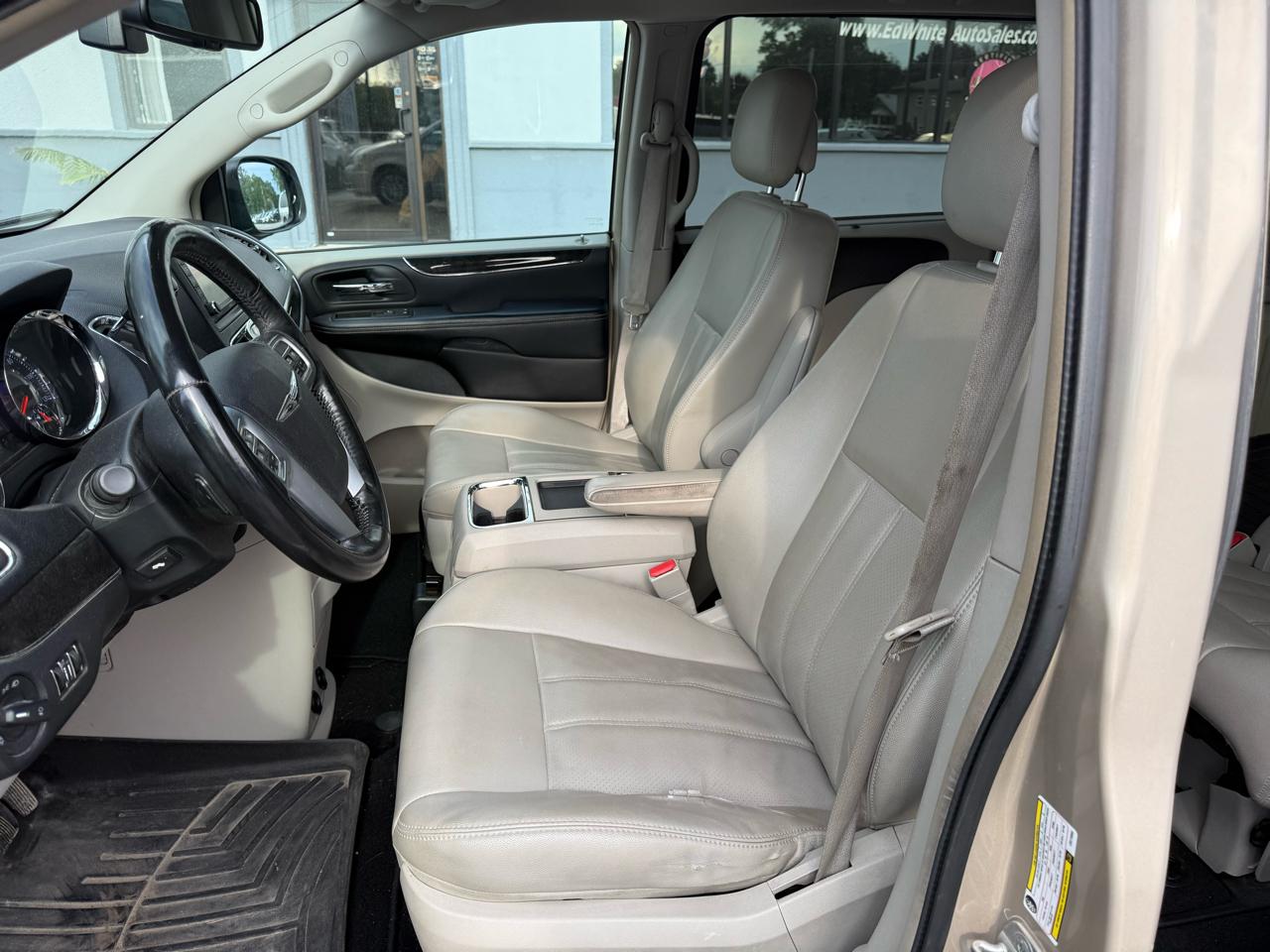 Chrysler Town & Country Touring-L 2012