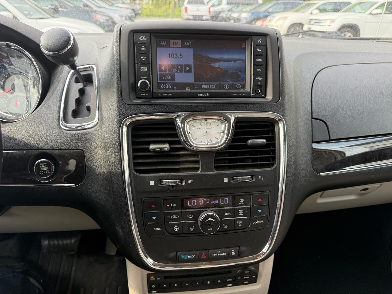 Chrysler Town & Country Touring-L 2012