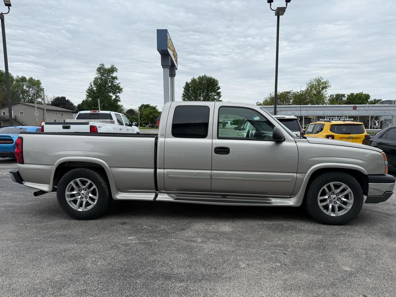 Chevrolet Silverado 1500 LS Ext. Cab Short Bed 2WD 2004