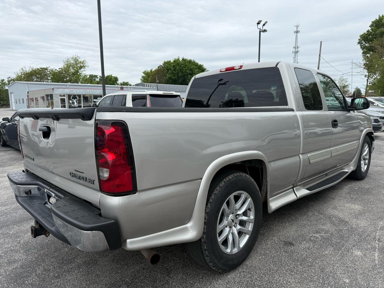 Chevrolet Silverado 1500 LS Ext. Cab Short Bed 2WD 2004
