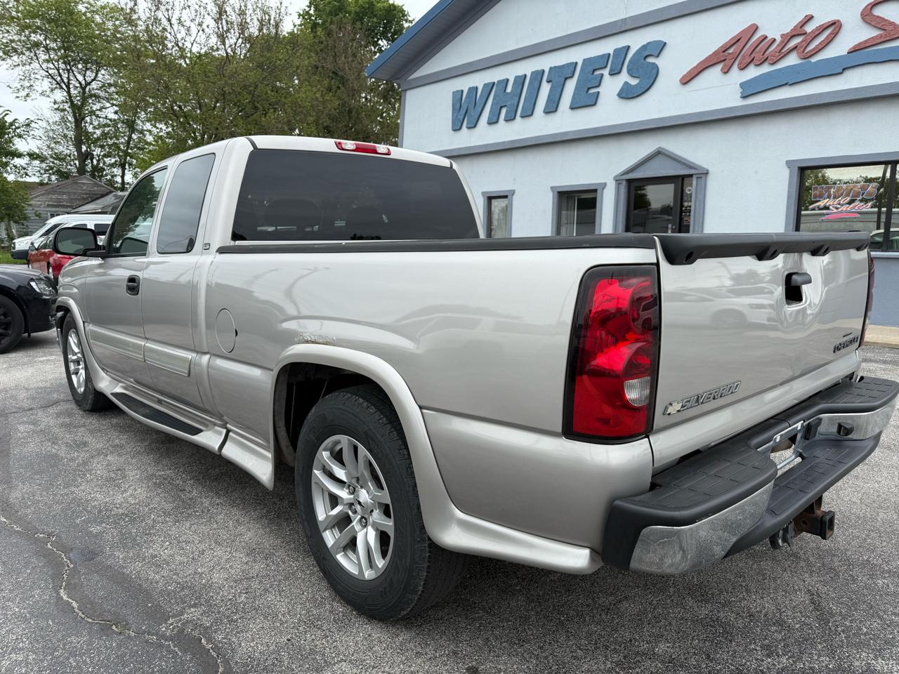 Chevrolet Silverado 1500 LS Ext. Cab Short Bed 2WD 2004