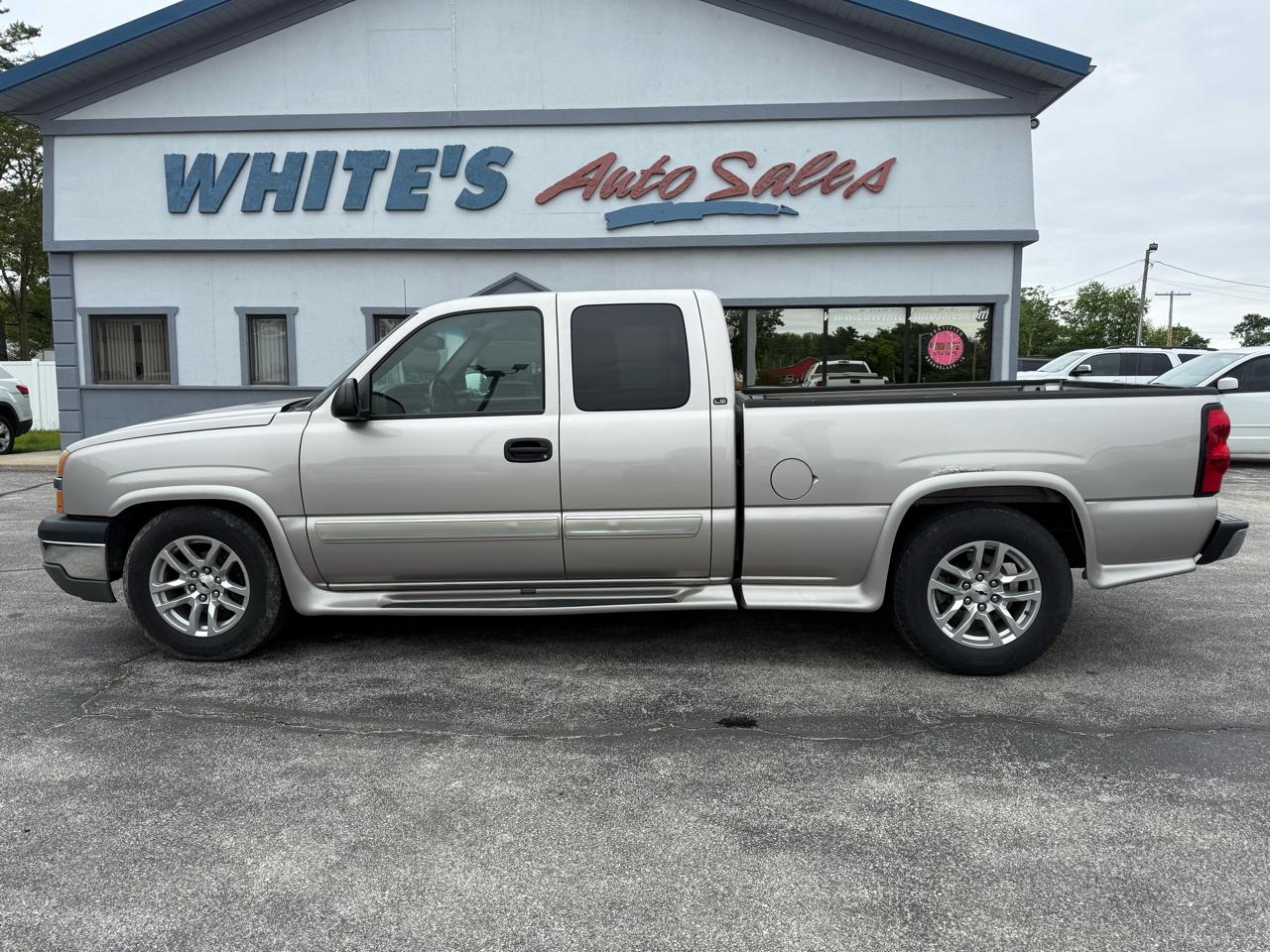 Chevrolet Silverado 1500 LS Ext. Cab Short Bed 2WD 2004