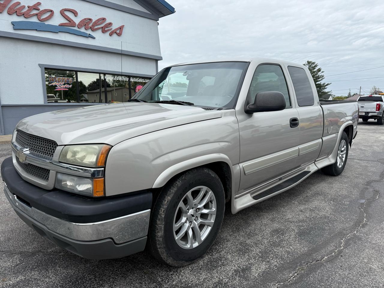 Chevrolet Silverado 1500 LS Ext. Cab Short Bed 2WD 2004