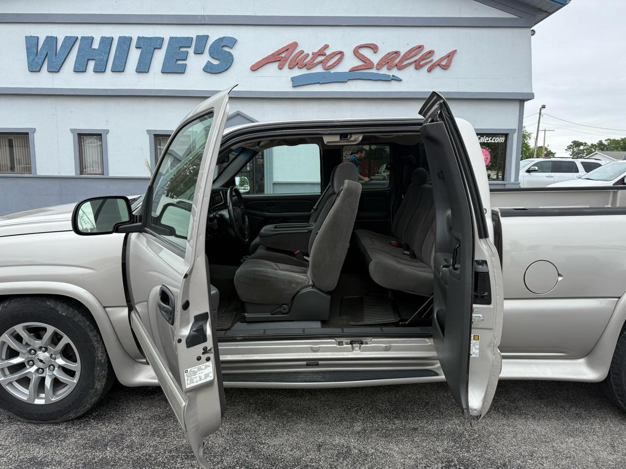 Chevrolet Silverado 1500 LS Ext. Cab Short Bed 2WD 2004