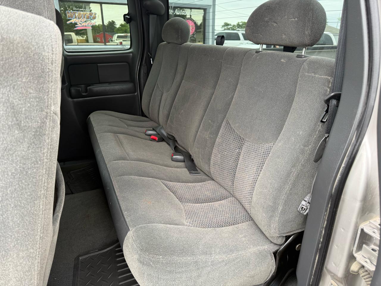 Chevrolet Silverado 1500 LS Ext. Cab Short Bed 2WD 2004