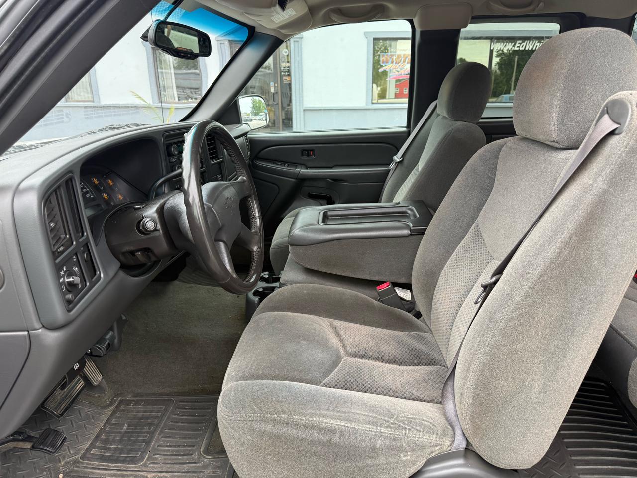 Chevrolet Silverado 1500 LS Ext. Cab Short Bed 2WD 2004