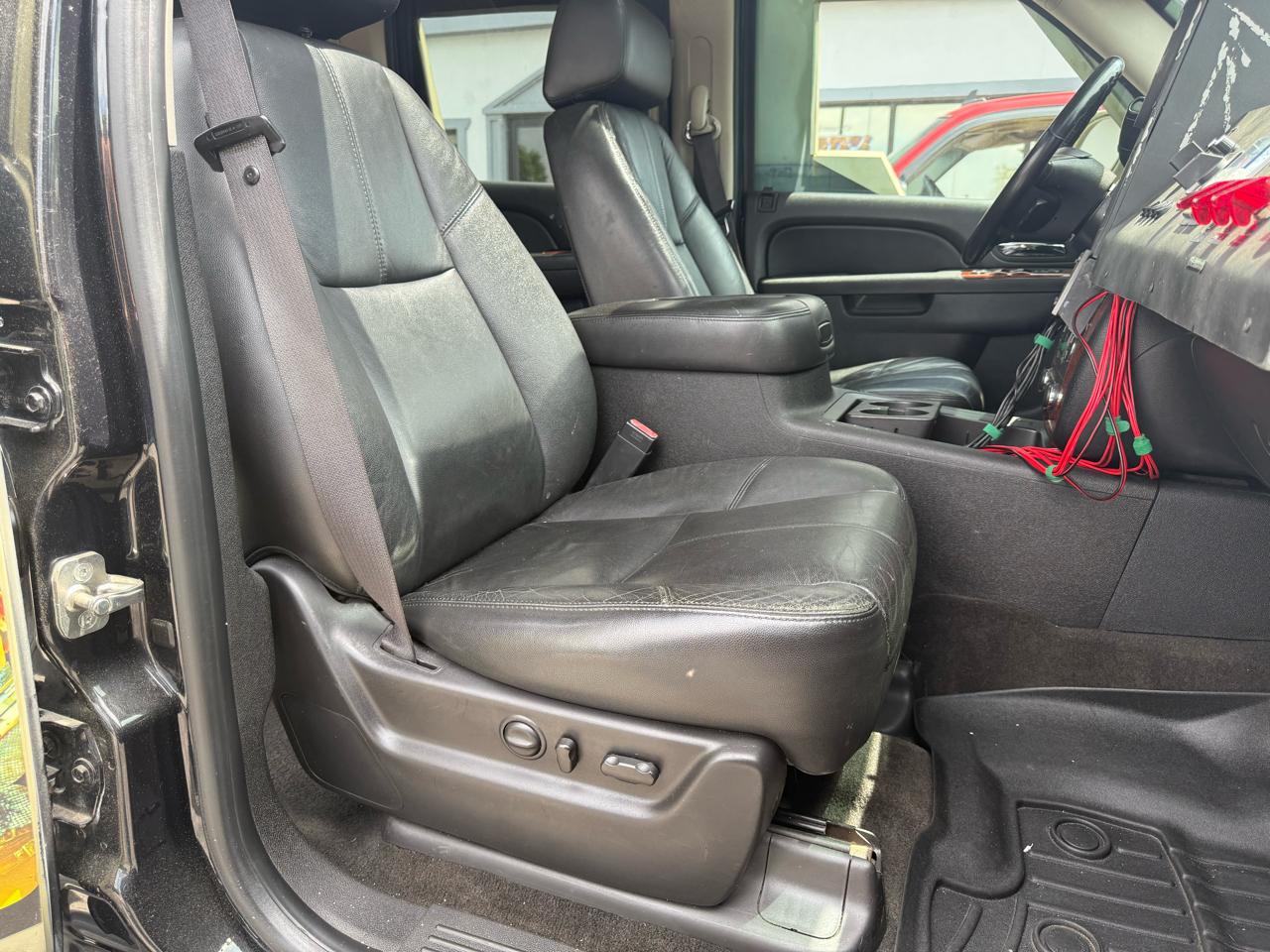 Chevrolet Suburban LT 1500 4WD 2012
