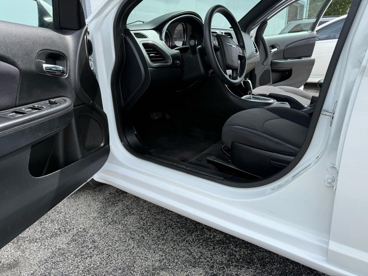 Chrysler 200 LX 2013