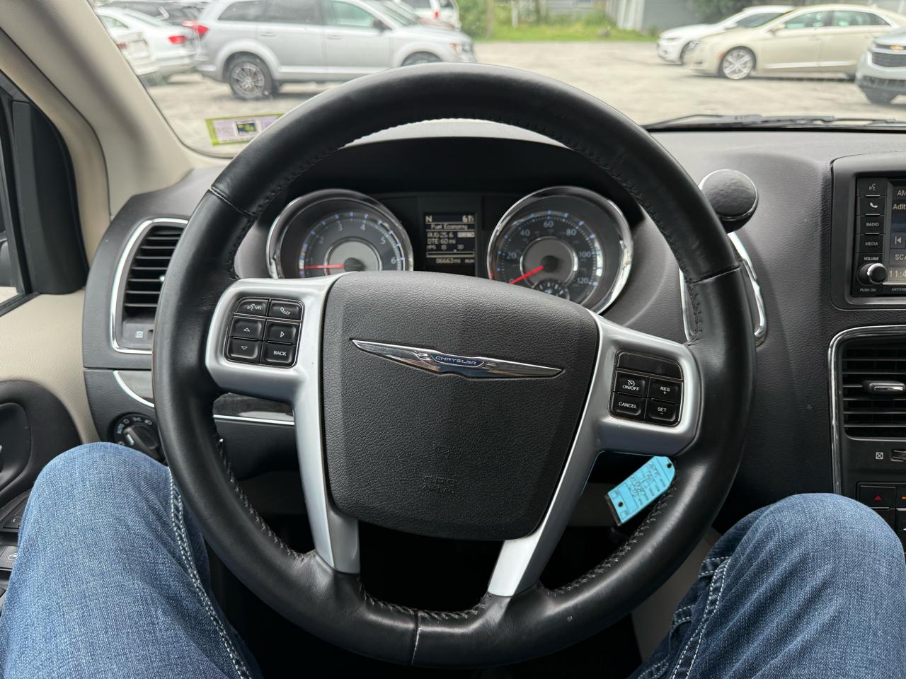Chrysler Town & Country Touring 2013