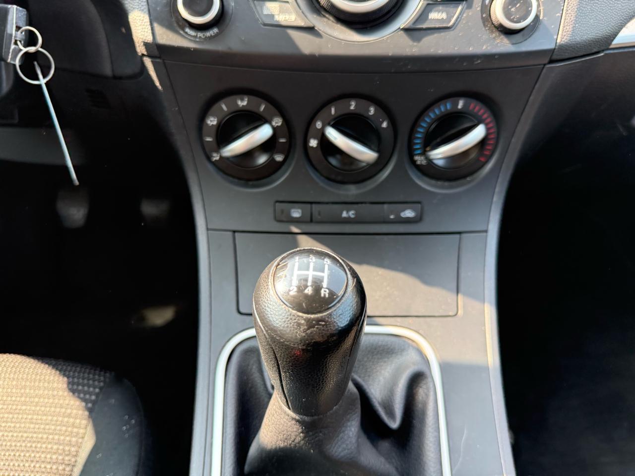 Mazda MAZDA3 i Sport 4-Door 2012