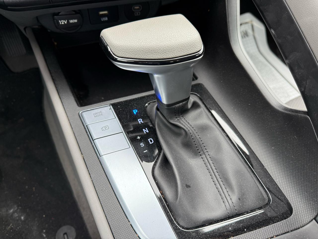 Hyundai Elantra SE 2025