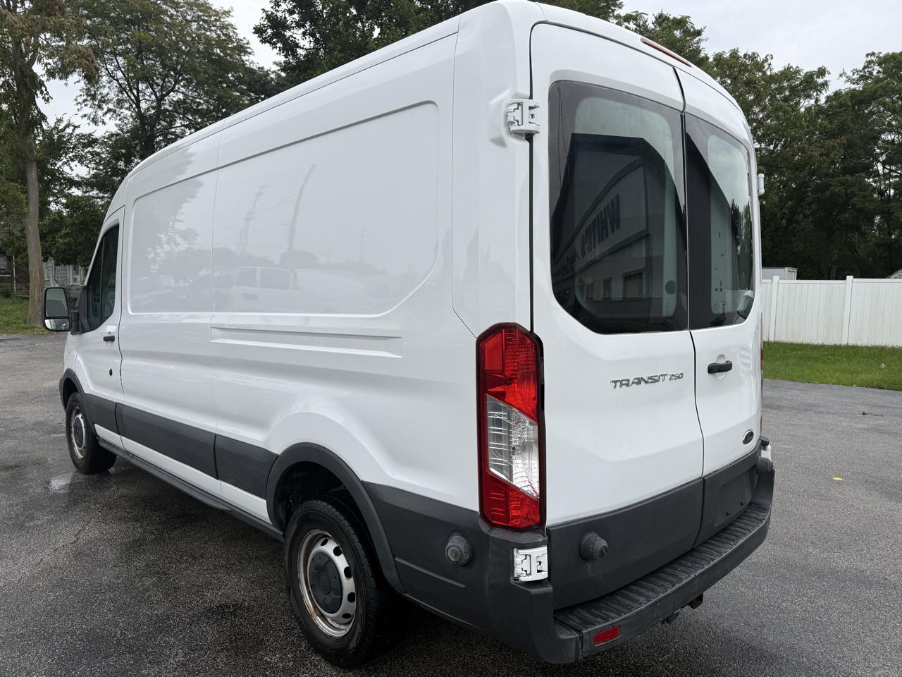 Ford Transit 250 Van Med. Roof w/Sliding Pass. 148-in. WB 2015