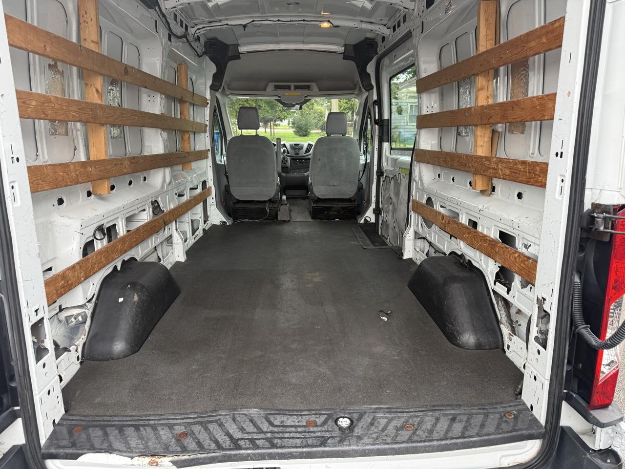 Ford Transit 250 Van Med. Roof w/Sliding Pass. 148-in. WB 2015