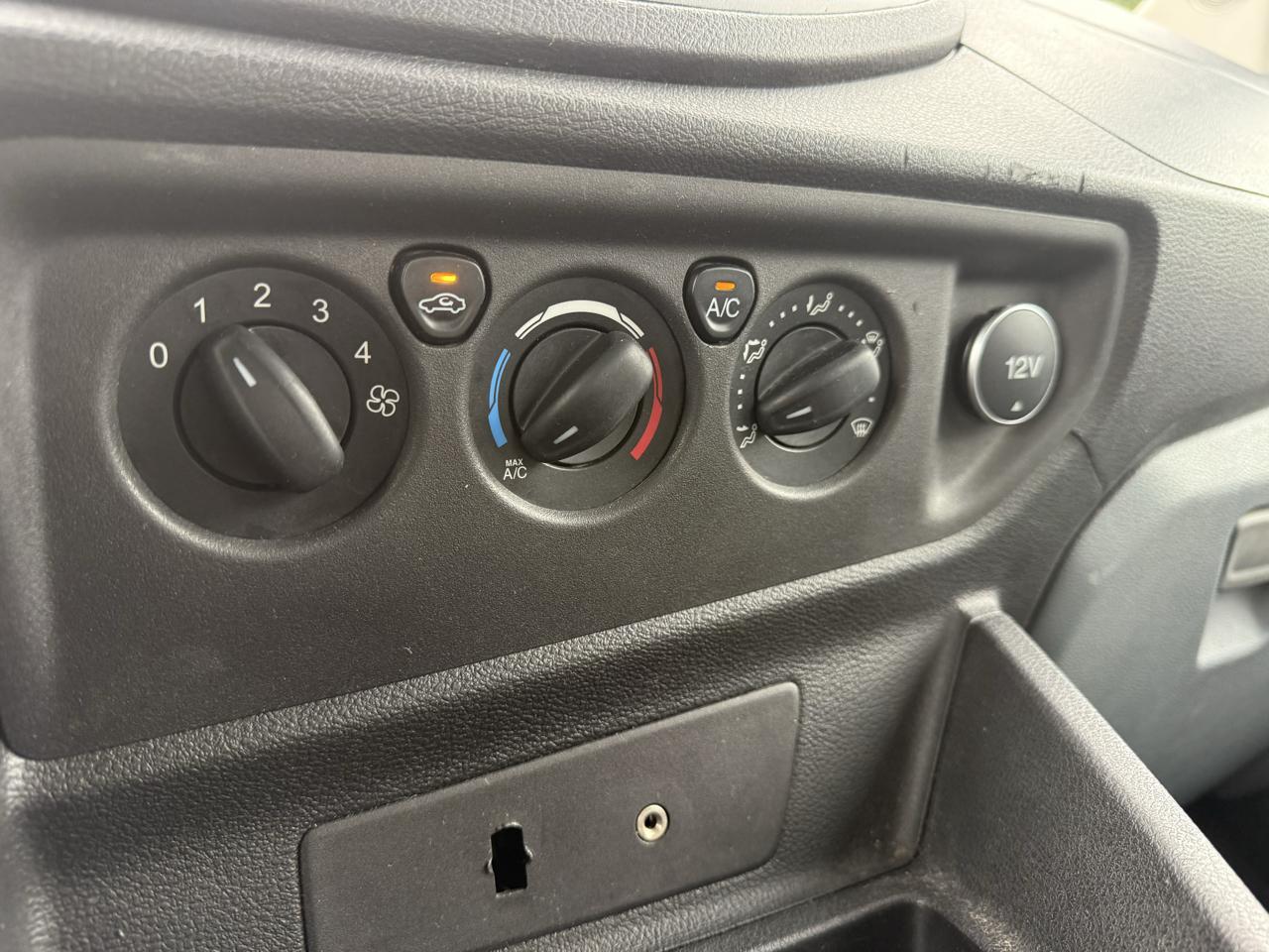 Ford Transit 250 Van Med. Roof w/Sliding Pass. 148-in. WB 2015