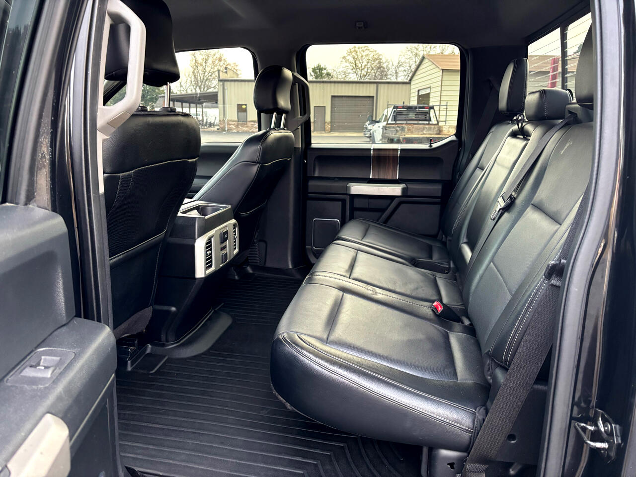 Ford F-150 4WD SuperCrew 145" Lariat 2015