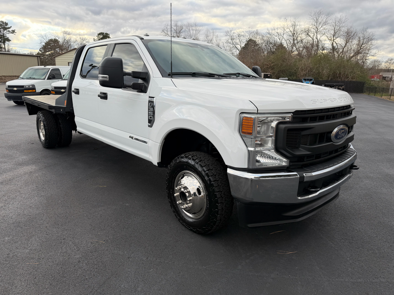 Ford Super Duty F-350 DRW XL 4WD Crew Cab 179" WB 60" CA 2022