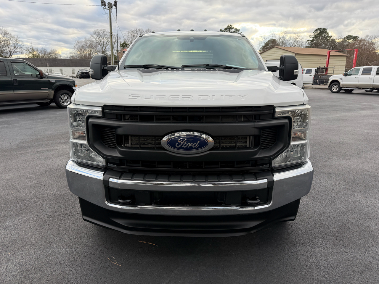 Ford Super Duty F-350 DRW XL 4WD Crew Cab 179" WB 60" CA 2022
