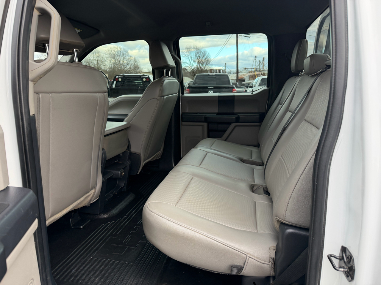 Ford Super Duty F-350 DRW XL 4WD Crew Cab 179" WB 60" CA 2022