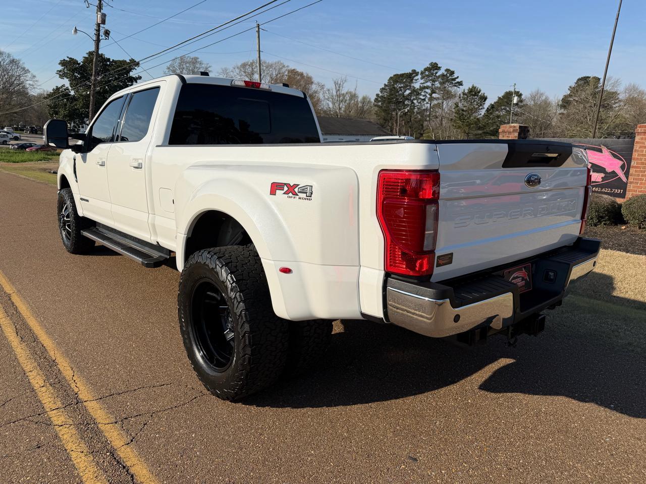 Ford Super Duty F-350 DRW Lariat 4WD Crew Cab 8' Box 2022