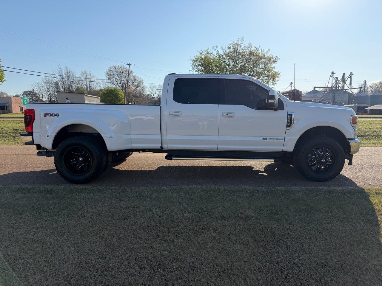 Ford Super Duty F-350 DRW Lariat 4WD Crew Cab 8' Box 2022