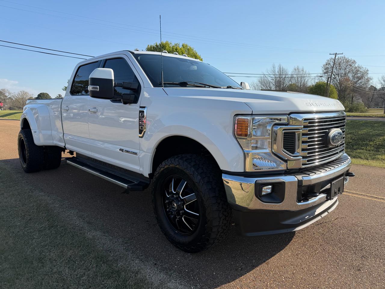 Ford Super Duty F-350 DRW Lariat 4WD Crew Cab 8' Box 2022