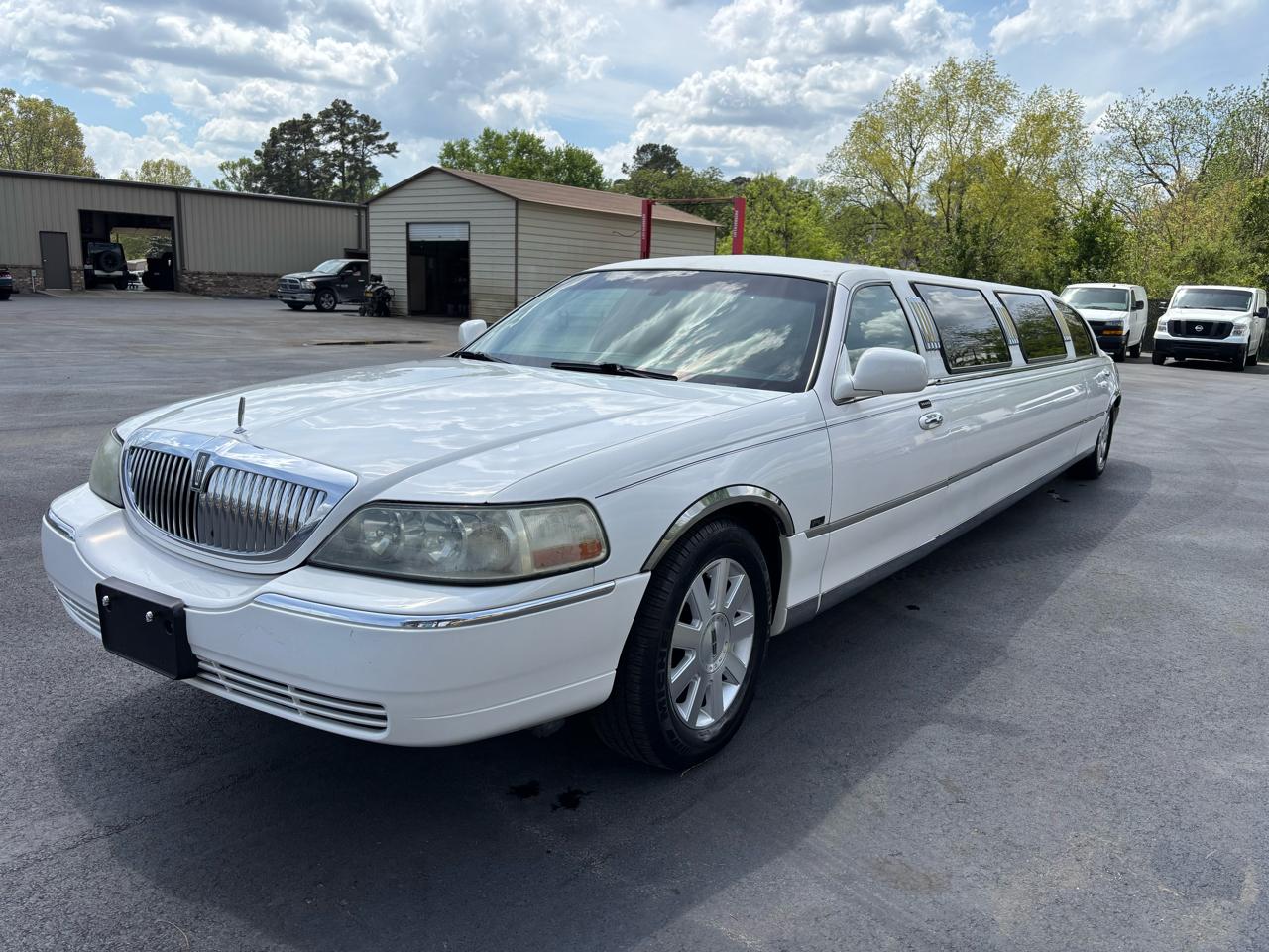 Lincoln Town Car 4dr Sdn Executive w/Limousine Pkg 2004