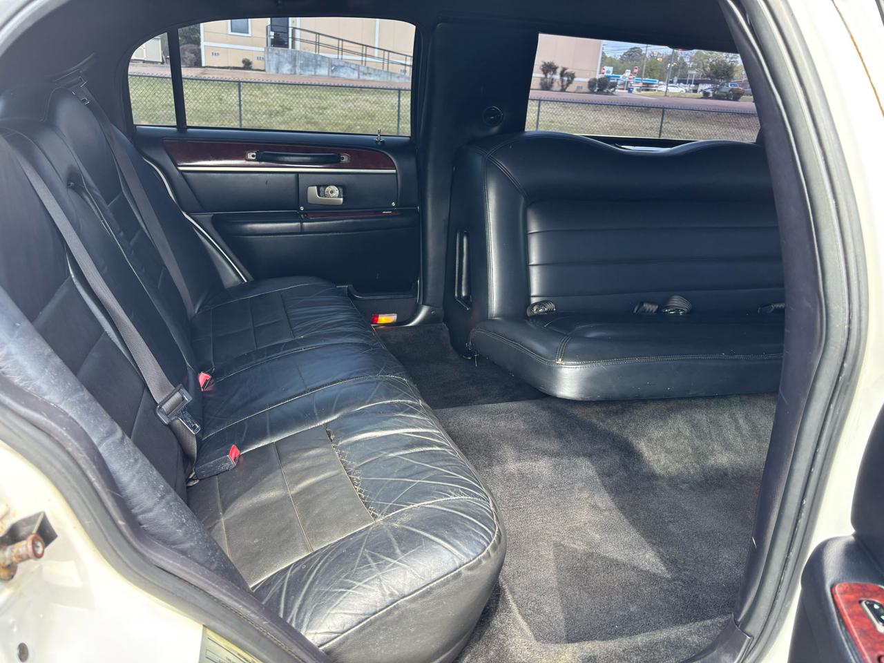 Lincoln Town Car 4dr Sdn Executive w/Limousine Pkg 2004