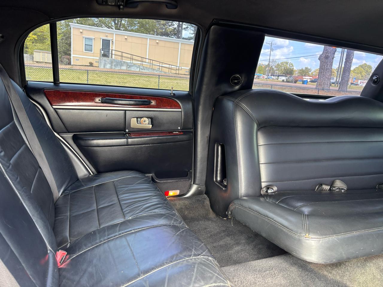 Lincoln Town Car 4dr Sdn Executive w/Limousine Pkg 2004