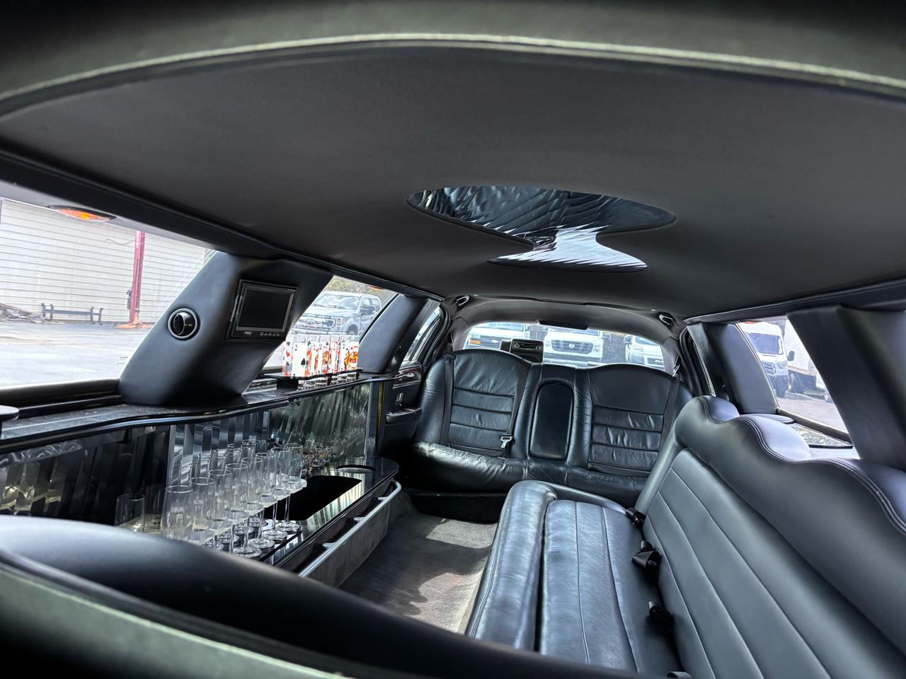 Lincoln Town Car 4dr Sdn Executive w/Limousine Pkg 2004