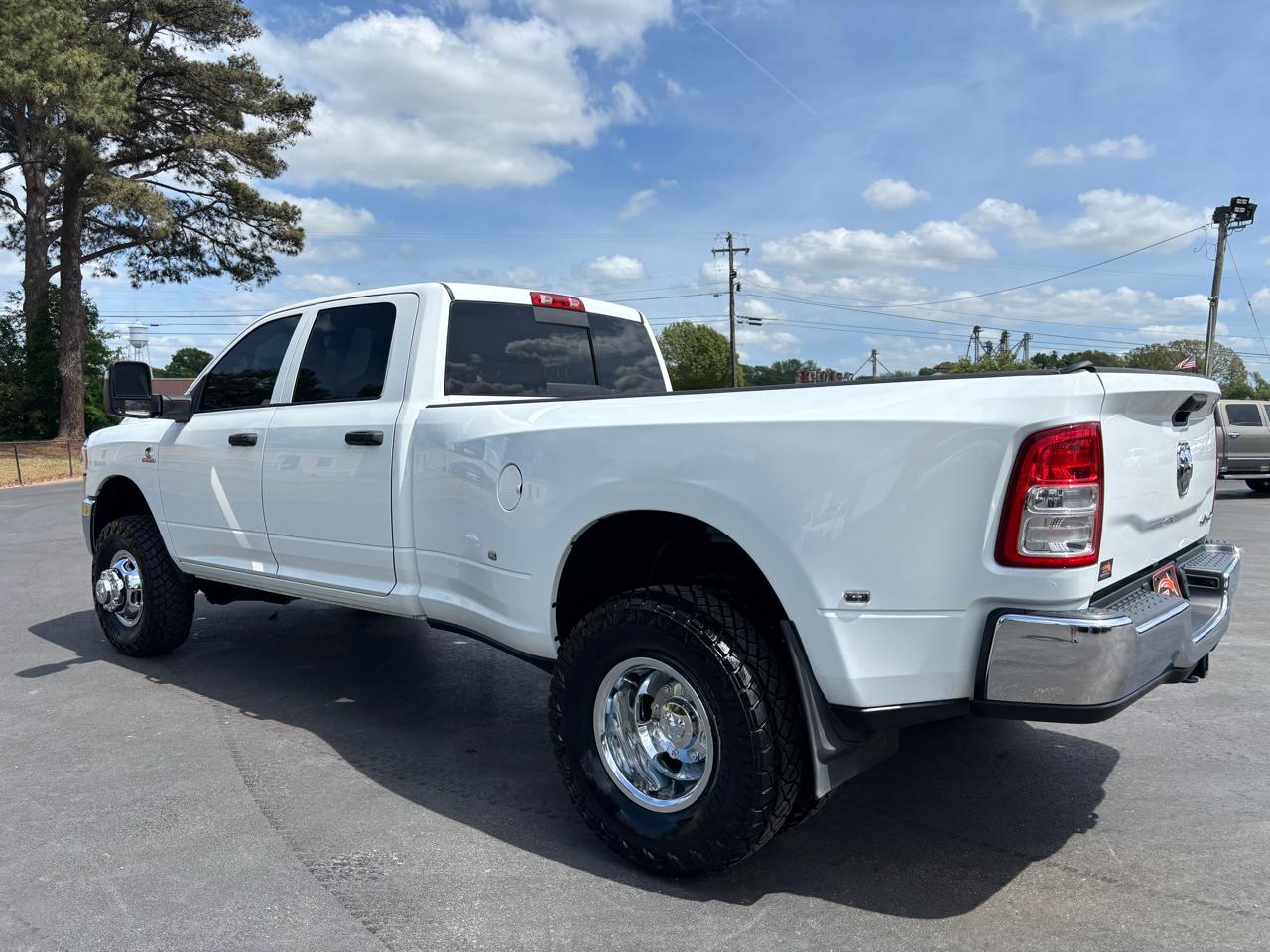 RAM 3500 Tradesman 4x4 Crew Cab 8' Box 2023
