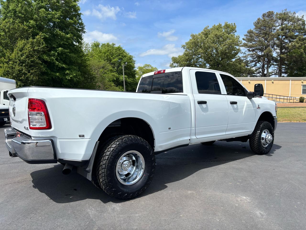 RAM 3500 Tradesman 4x4 Crew Cab 8' Box 2023