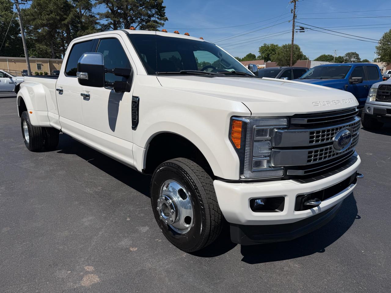 Ford Super Duty F-350 DRW Platinum 4WD Crew Cab 8' Box 2017