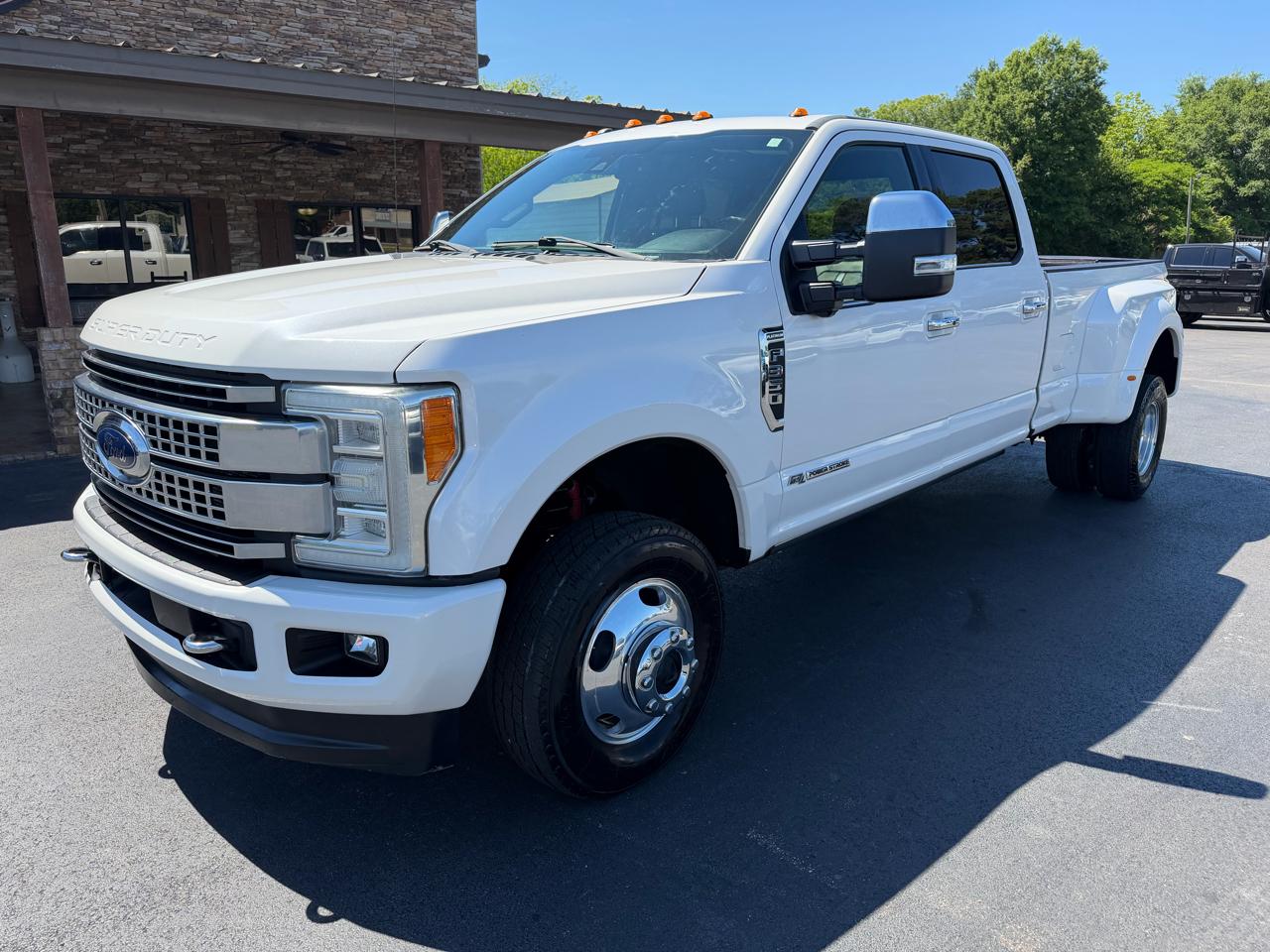 Ford Super Duty F-350 DRW Platinum 4WD Crew Cab 8' Box 2017