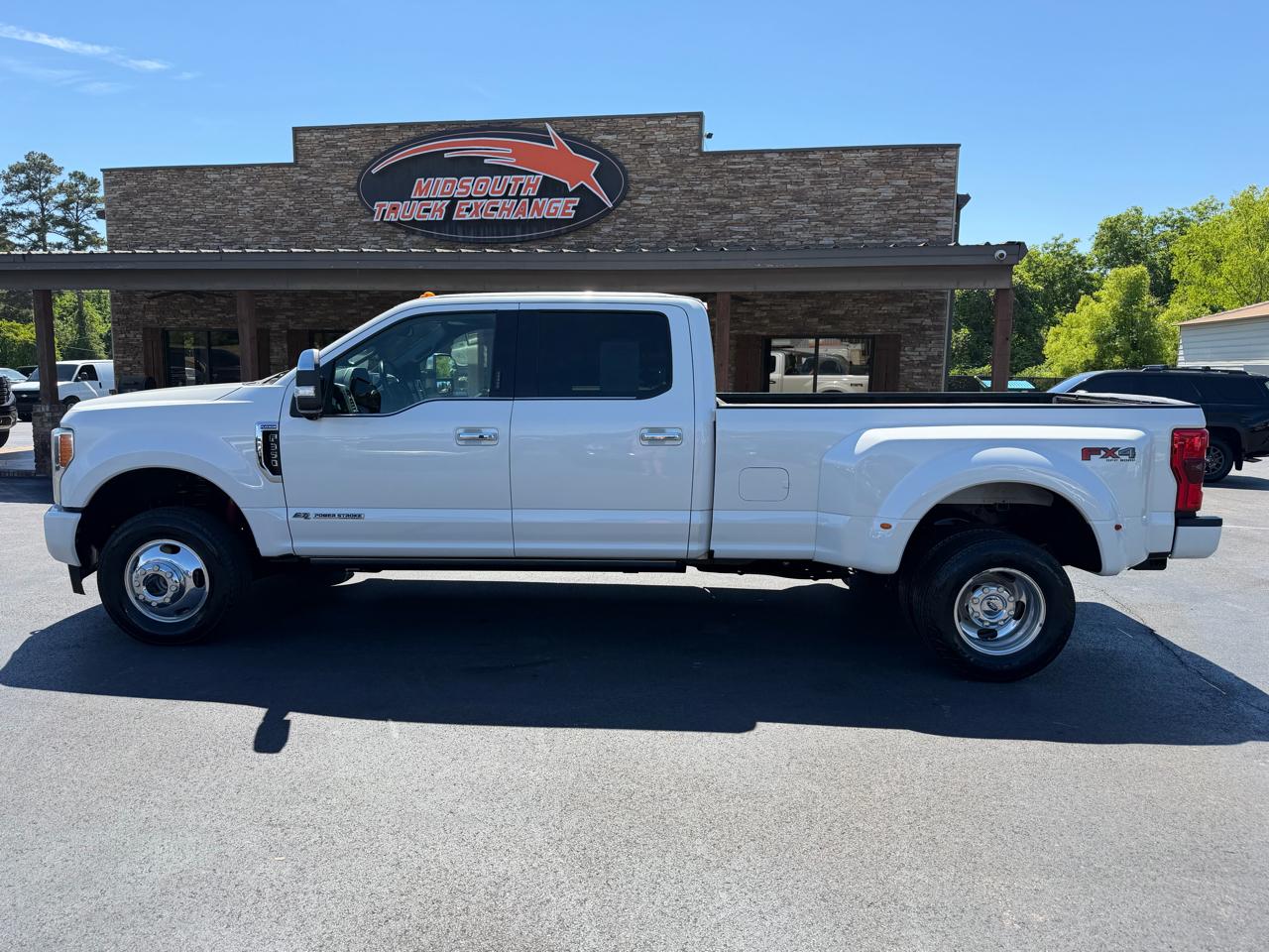 Ford Super Duty F-350 DRW Platinum 4WD Crew Cab 8' Box 2017