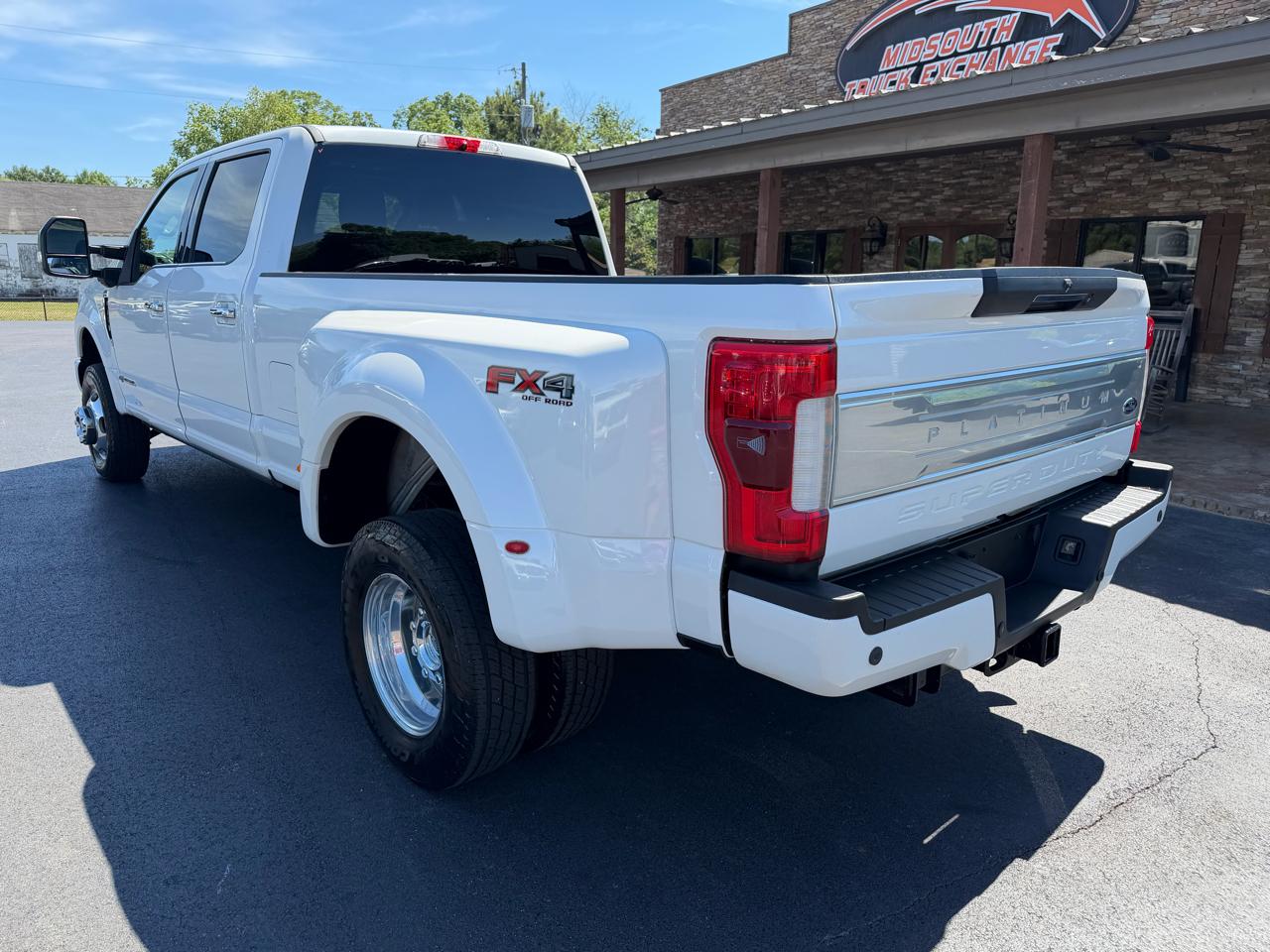 Ford Super Duty F-350 DRW Platinum 4WD Crew Cab 8' Box 2017